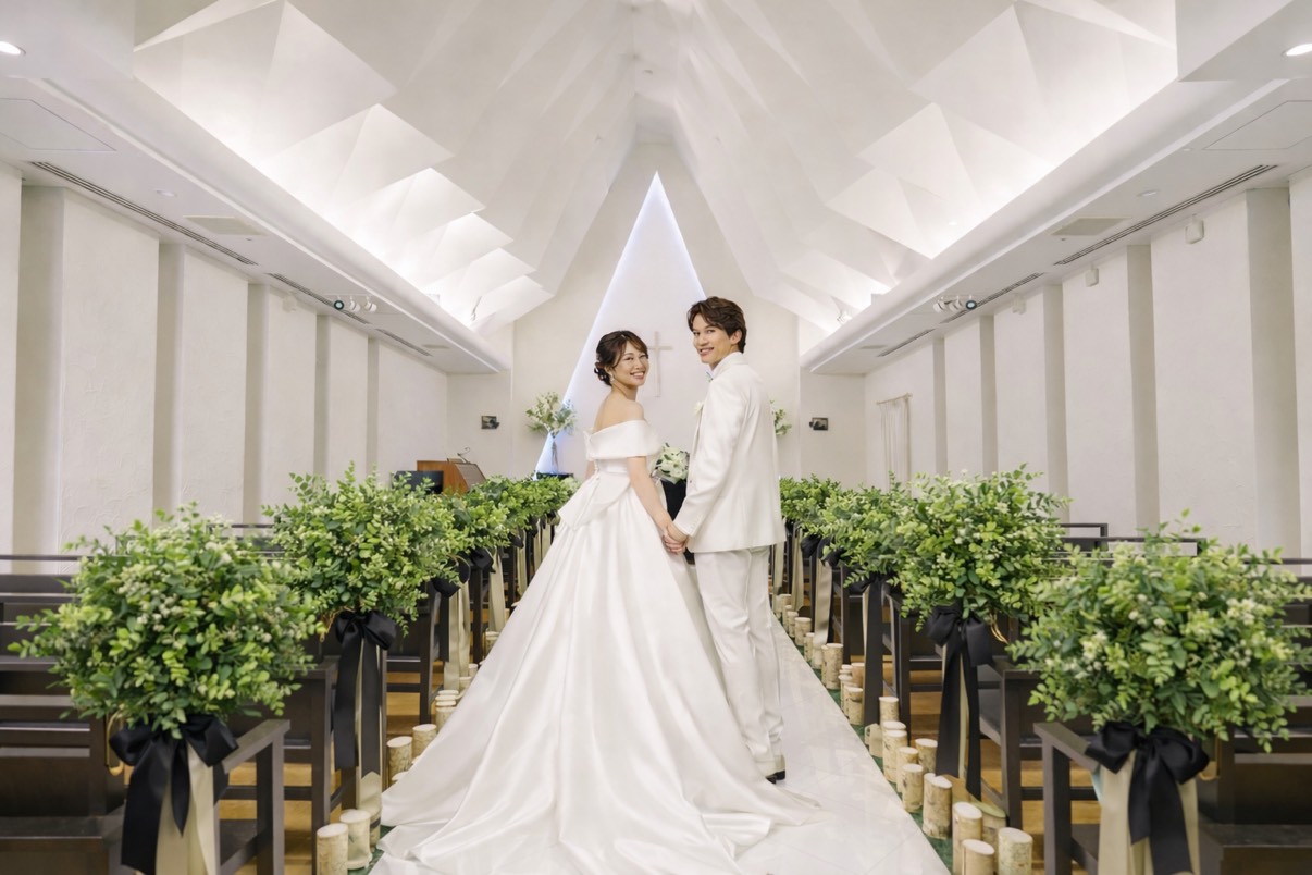福岡（博多）の結婚式場フォレストテラス博多のチャペルで挙式を行う新郎新婦
