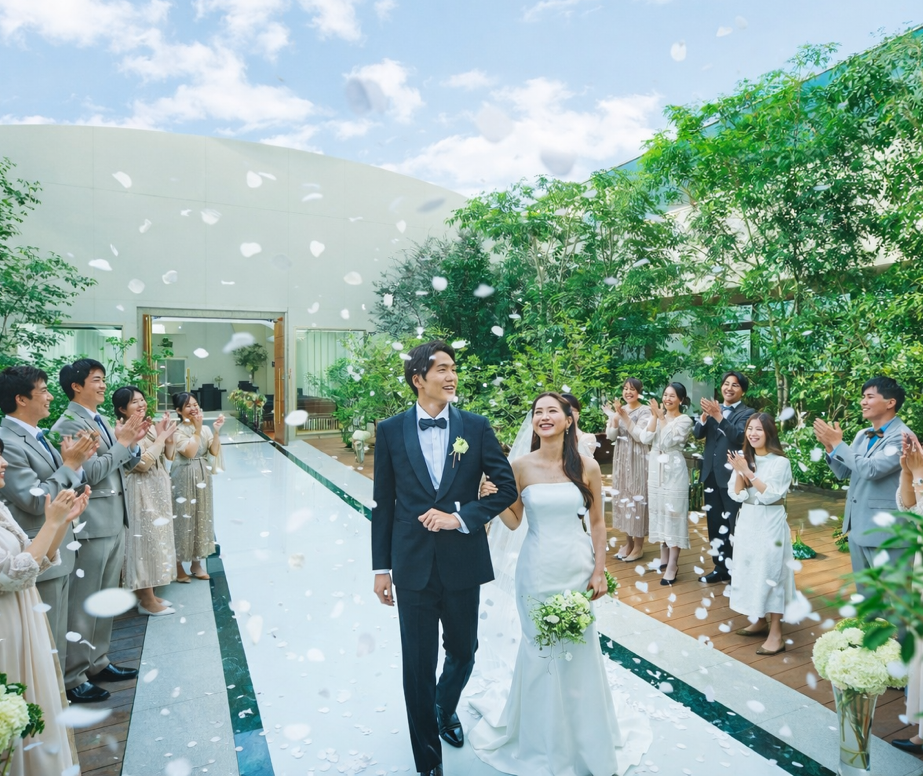 福岡（博多）の結婚式場フォレストテラス博多のガーデンでフラワーシャワーを行う新郎新婦とゲストの様子