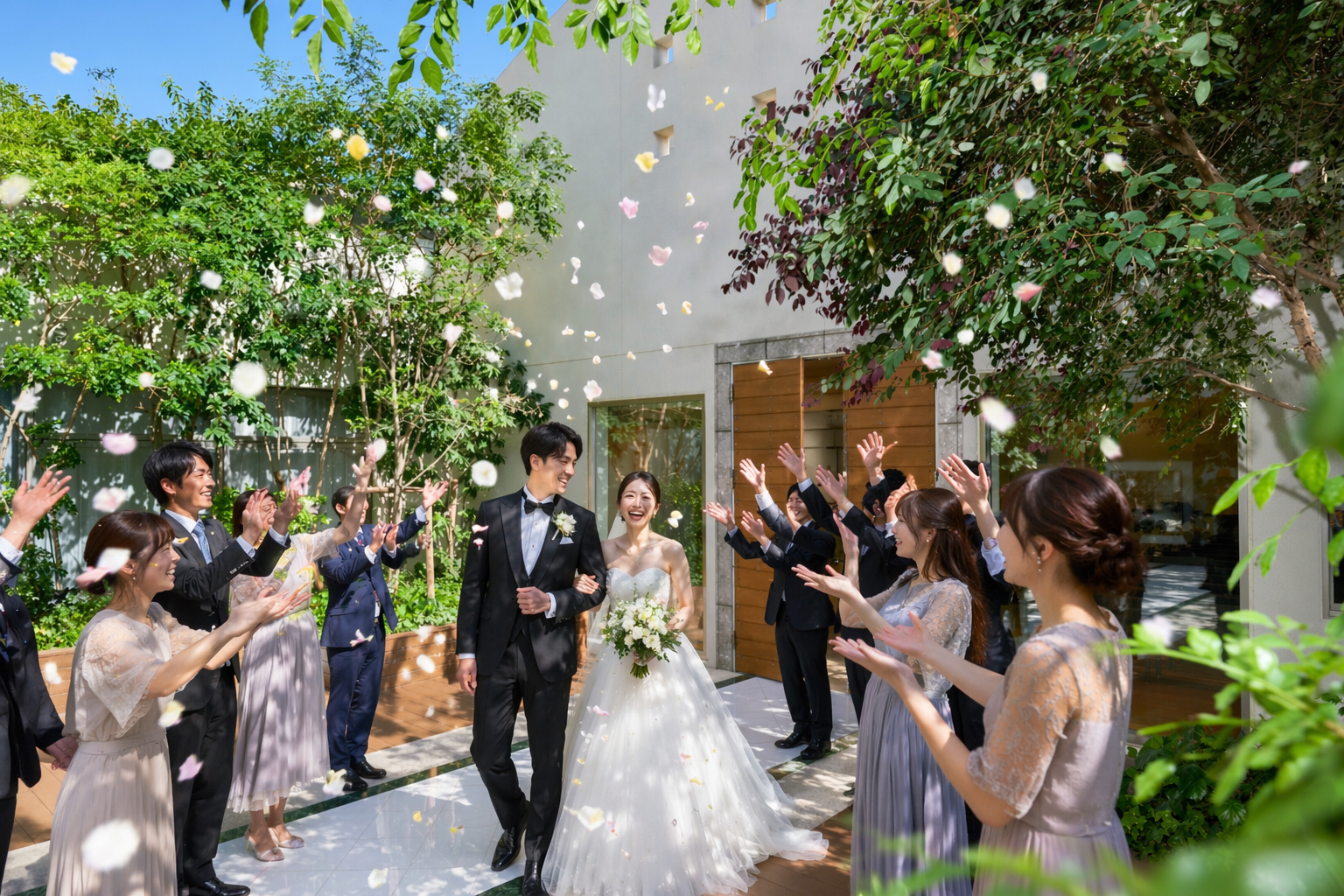 福岡の結婚式場フォレストテラス博多 ガーデンでのフラワーシャワー 新郎新婦とゲスト