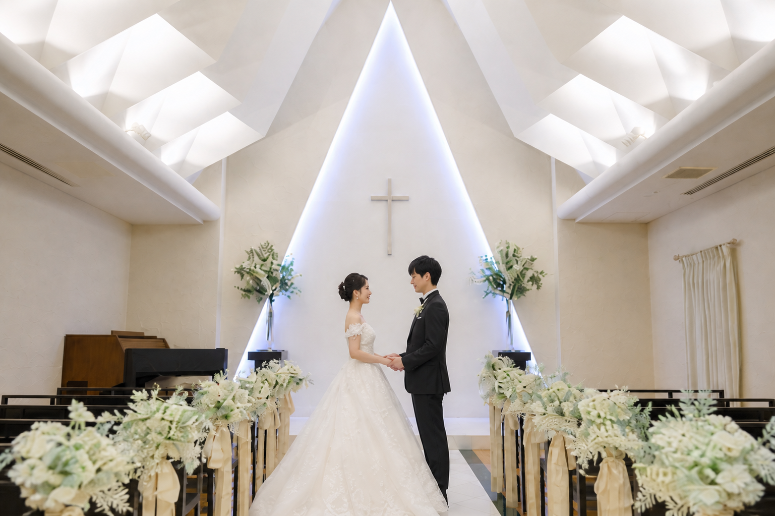 福岡・博多の結婚式場フォレストテラス博多のチャペルで誓いを交わす新郎新婦